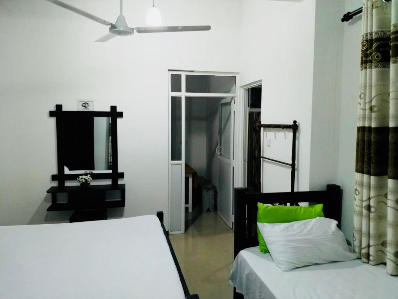 Hikkaduwa Family Inn Екстер'єр фото