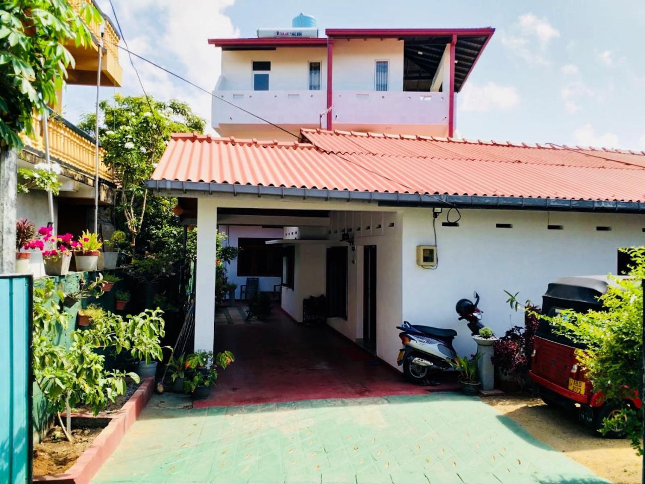 Hikkaduwa Family Inn Екстер'єр фото